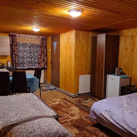 У Оксани Guest House ควาสซี ภายนอก รูปภาพ