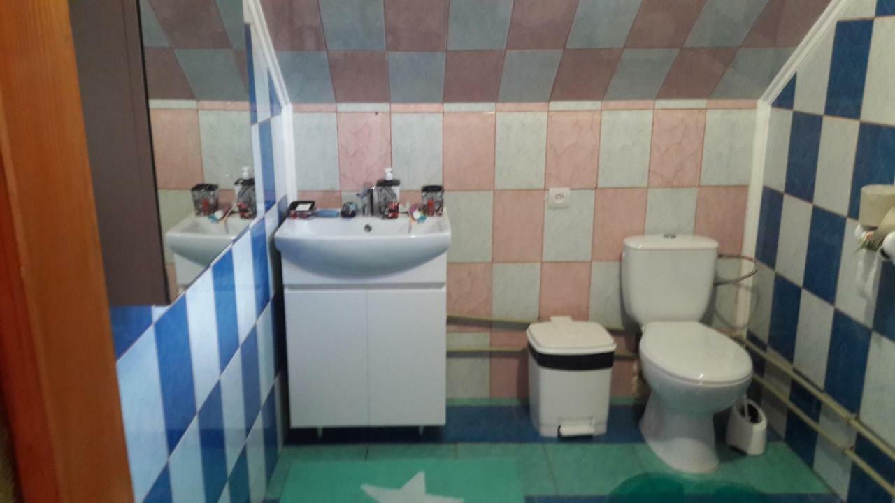 У Оксани Guest House ควาสซี ภายนอก รูปภาพ