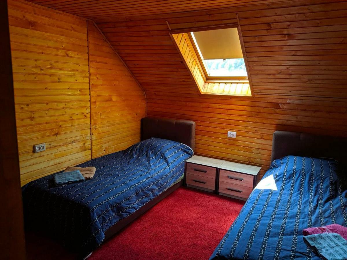 У Оксани Guest House ควาสซี ภายนอก รูปภาพ