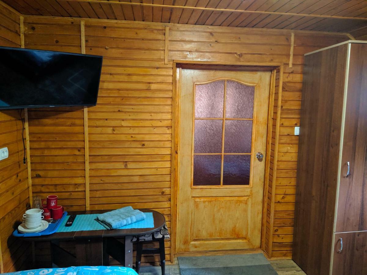 У Оксани Guest House ควาสซี ภายนอก รูปภาพ