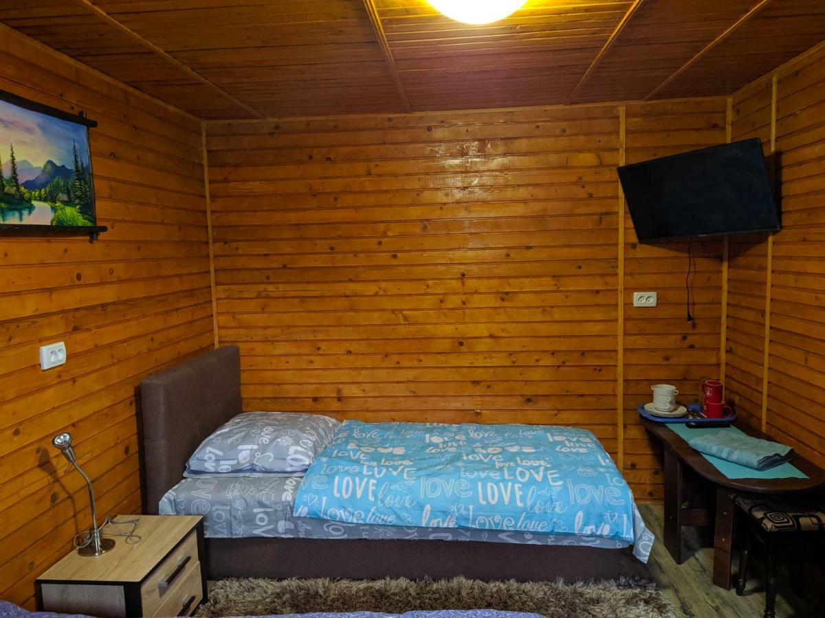 У Оксани Guest House ควาสซี ภายนอก รูปภาพ
