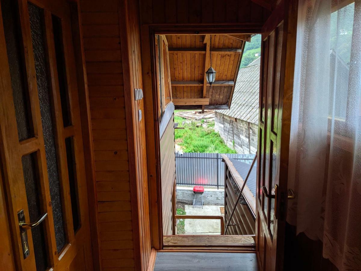 У Оксани Guest House ควาสซี ภายนอก รูปภาพ