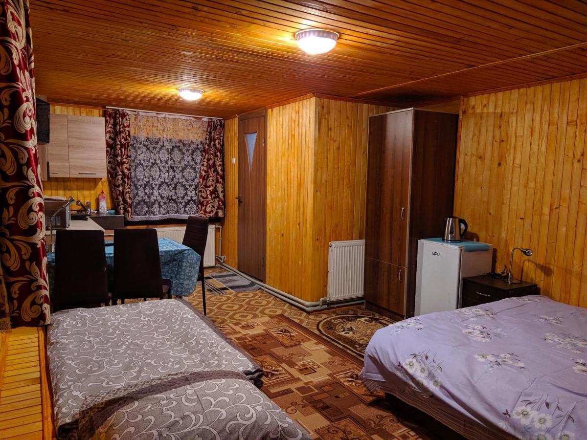 У Оксани Guest House ควาสซี ภายนอก รูปภาพ